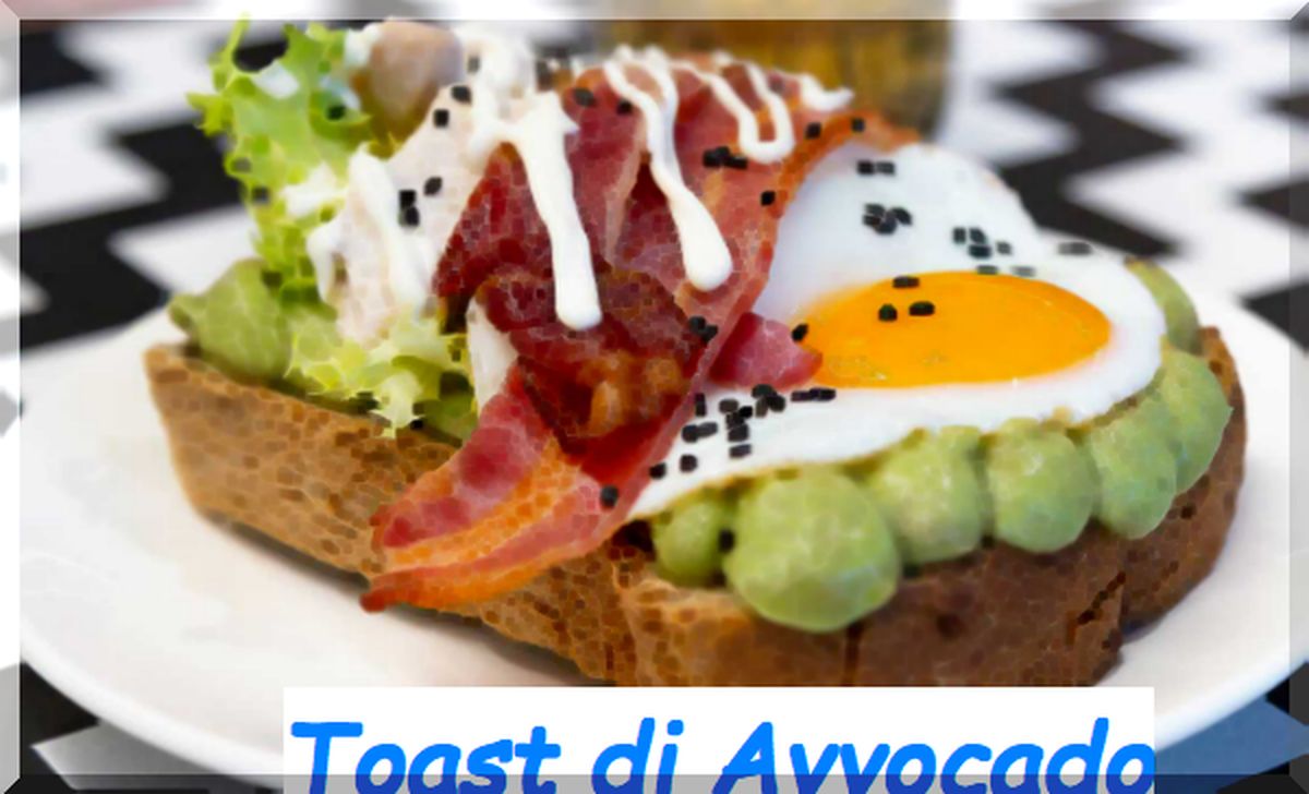 Toast Di Avocado Con Pane Ai Cereali Uovo In Camicia E Soncino